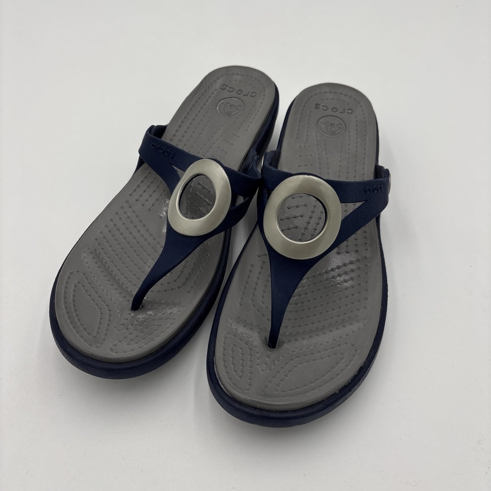 Crocs Sanrah Silver Circle Wedge Sandals Navy/Graphite Relaxed Fit Size 10 Comfy
